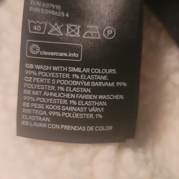 H&M black cold shoulder crinkle blouse - Picture 8 of 9